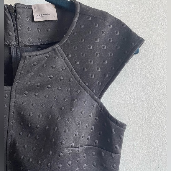 Vero Moda Black capped sleeve dress - Picture 3 of 4